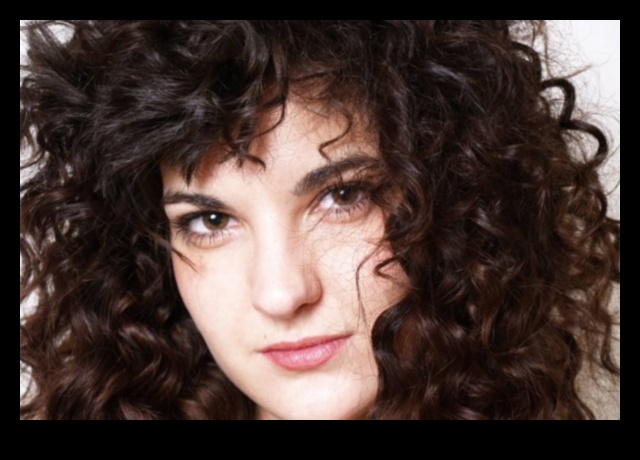 לשחרר את התלתל: מדריך לשיער גלי מוגדר להפליא