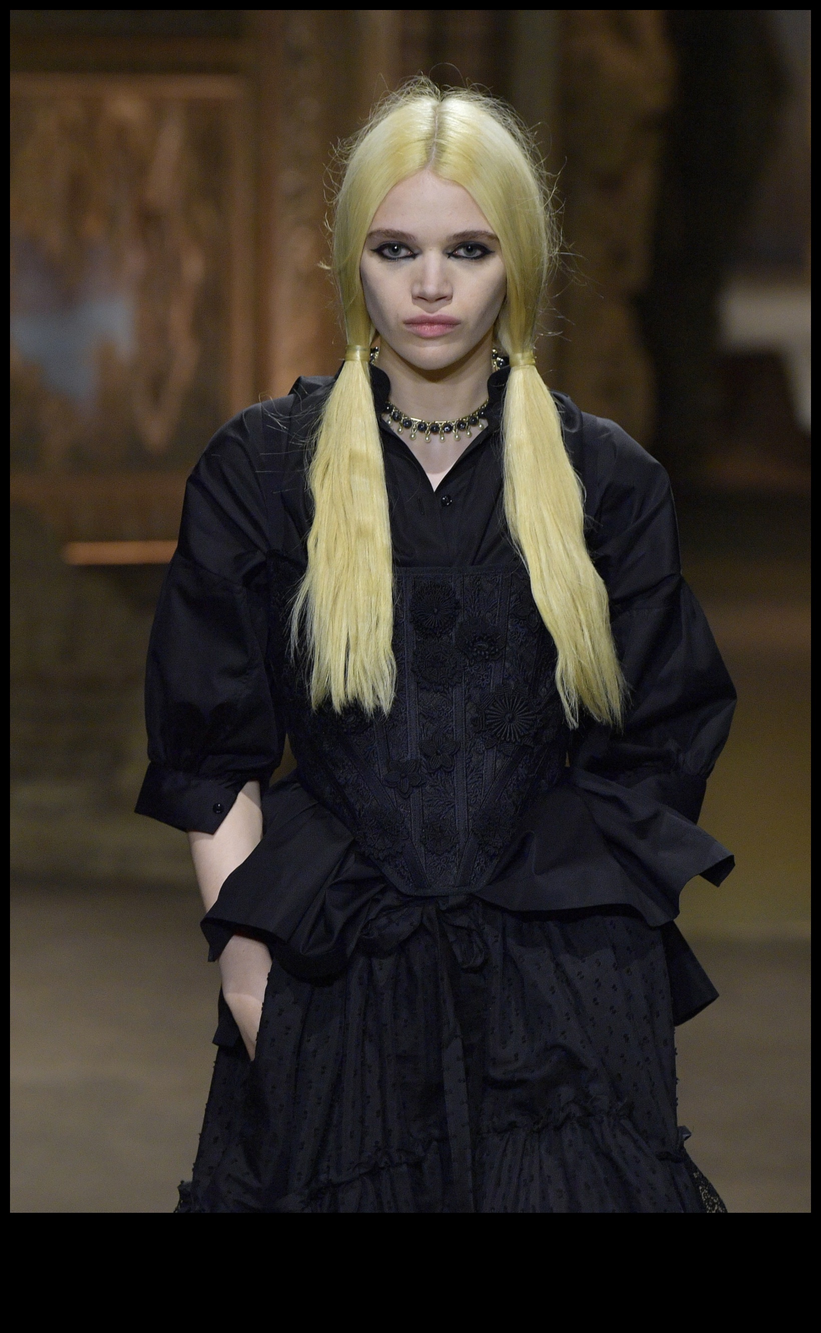 בלונדיניות אופנה עילית: תסרוקות בהשראת מסלול למעצבי טרנדים