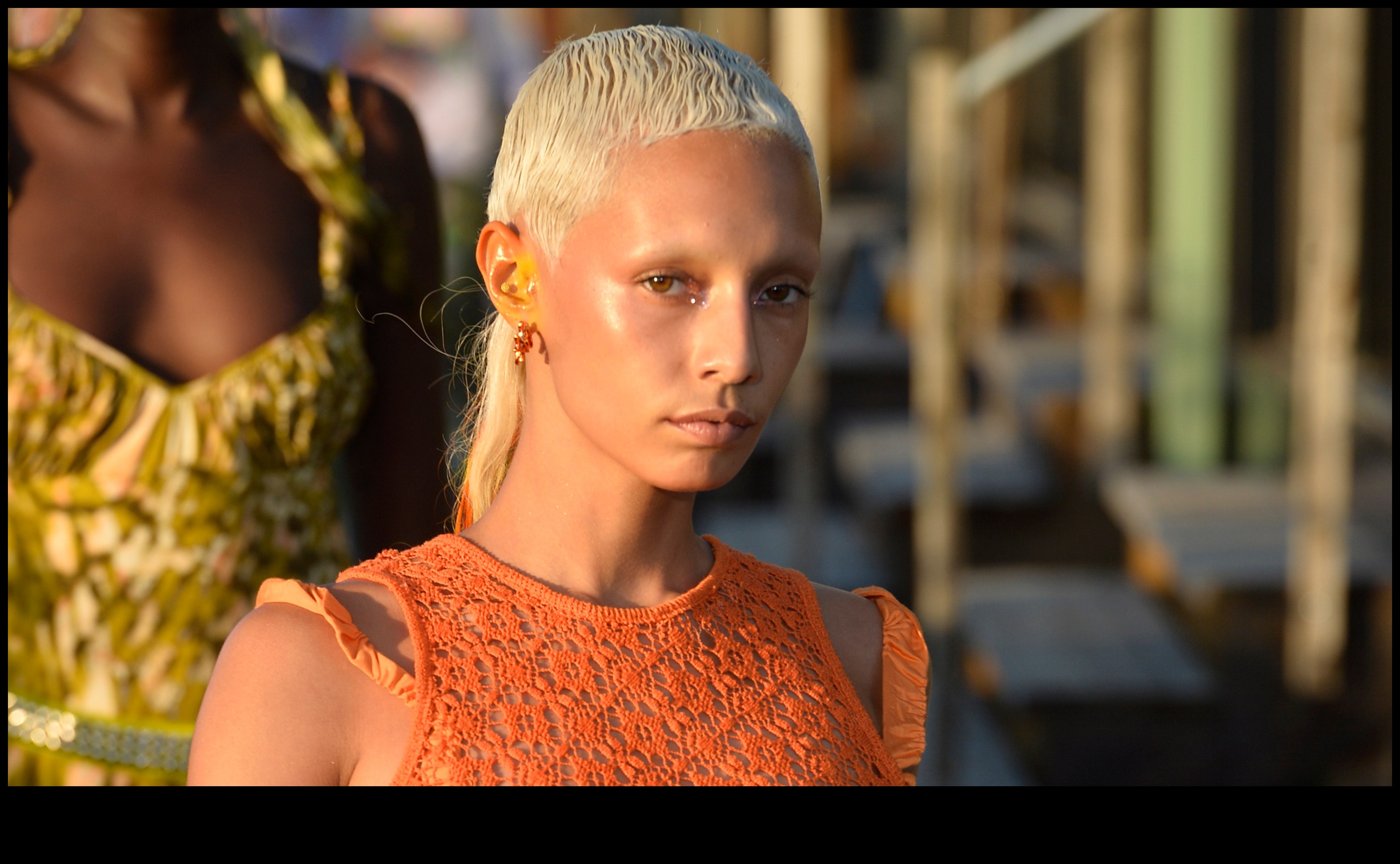 בלונדיניות אופנה עילית: תסרוקות בהשראת מסלול למעצבי טרנדים