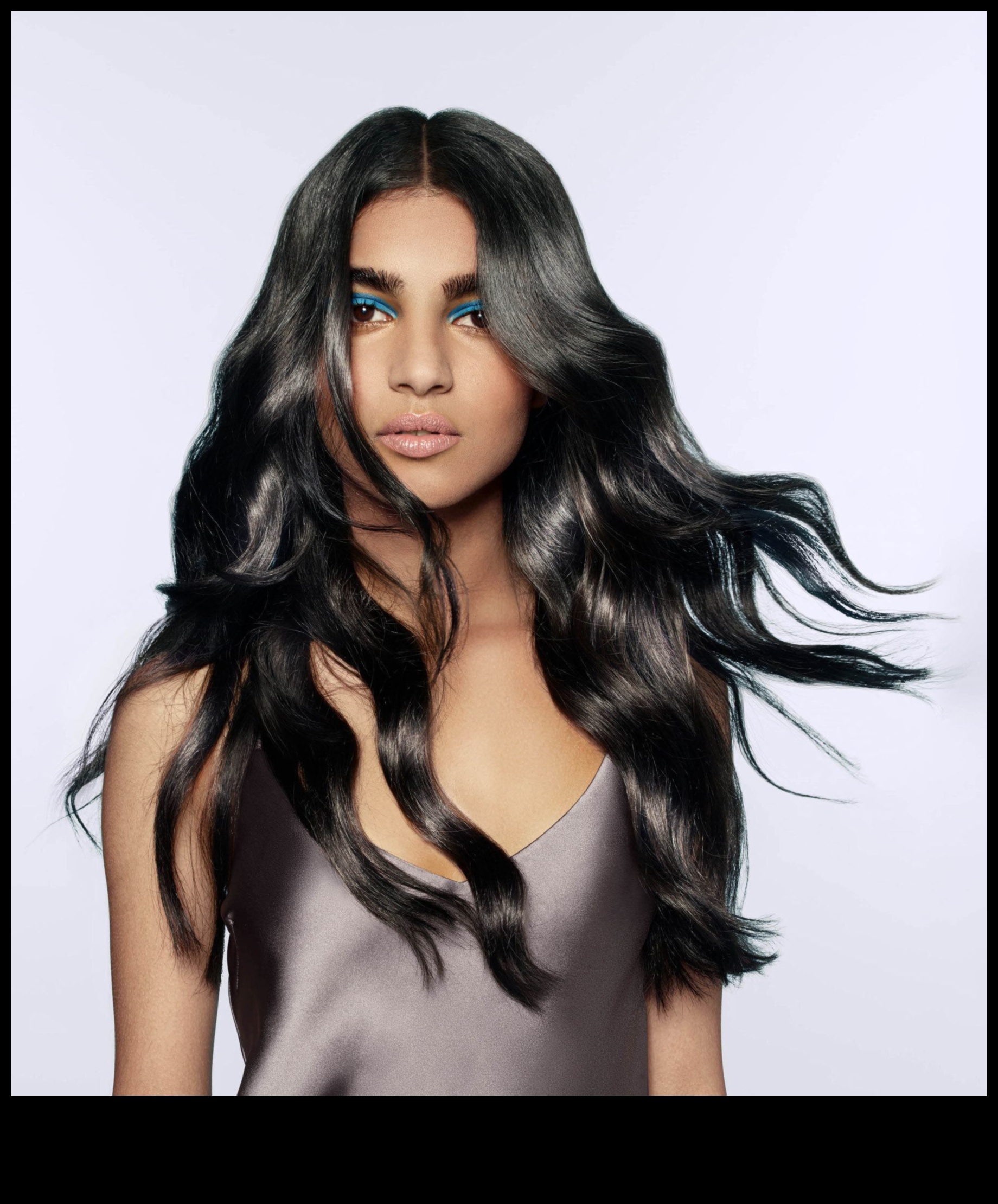 עקומות ומערבולות: מדריך לעיצובי שיער גלי מדהימים