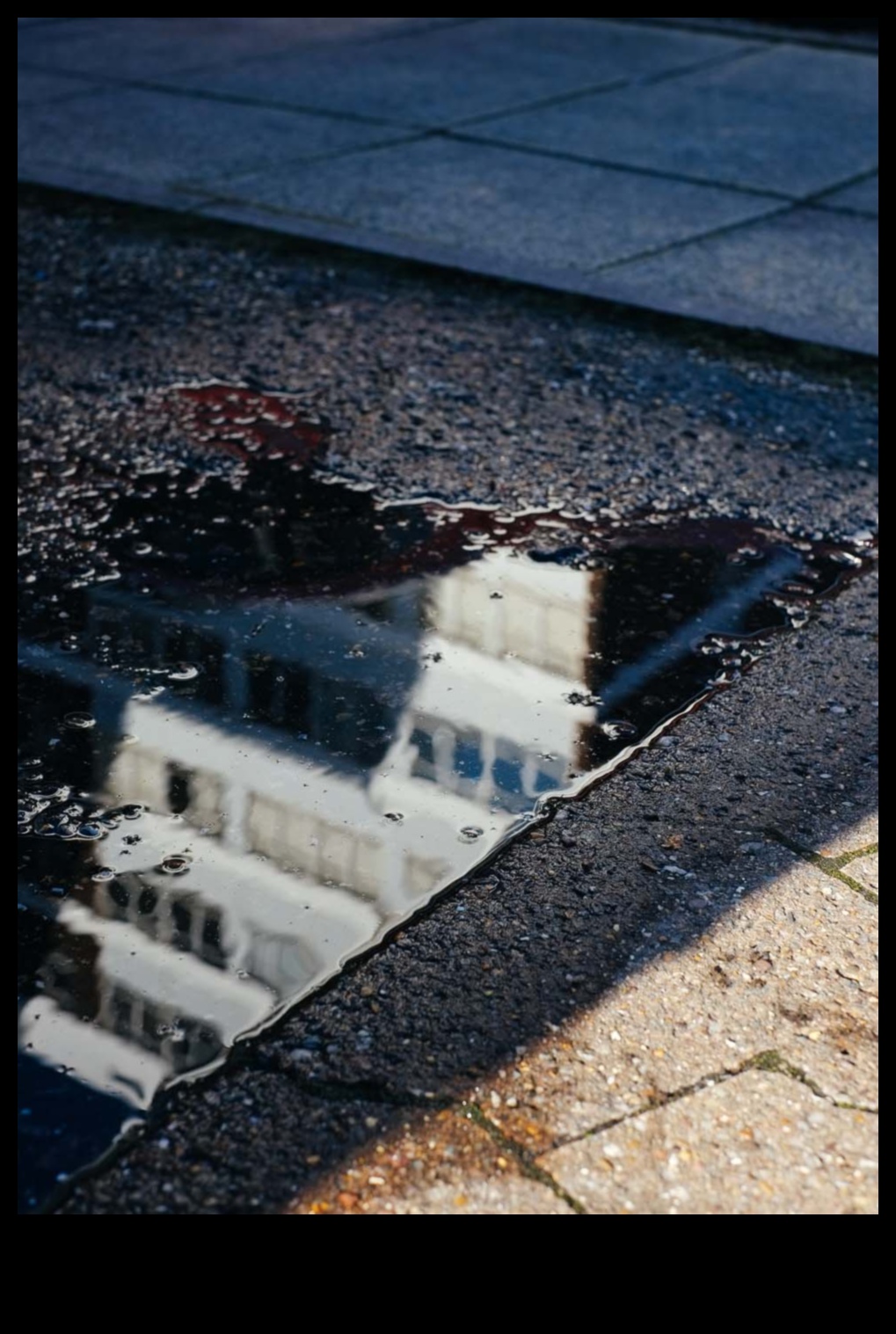 השתקפויות עיר: חזיתות זכוכית המשקפות את השמיים