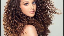 עקומות ומערבולות: מדריך לעיצובי שיער גלי מדהימים