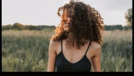 לשחרר את התלתל: מדריך לשיער גלי מוגדר להפליא