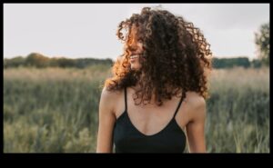 לשחרר את התלתל: מדריך לשיער גלי מוגדר להפליא