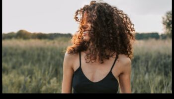 לשחרר את התלתל: מדריך לשיער גלי מוגדר להפליא