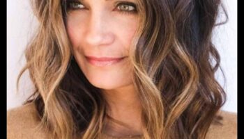 מרקם ומעורער: תסרוקות ברונטיות מזדמנות לשיק יומיומי